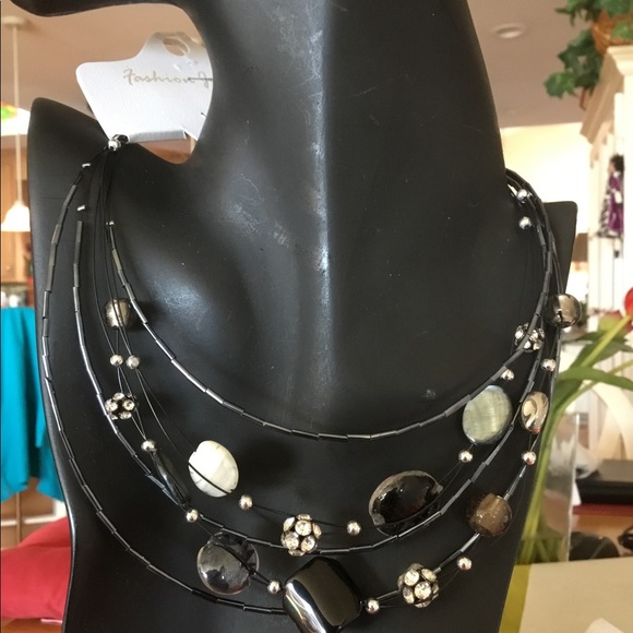 Multilayered necklace with matching earrings. - Picture 3 of 3